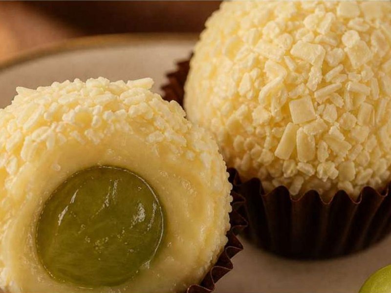 Brigadeiro Recheado com Uva